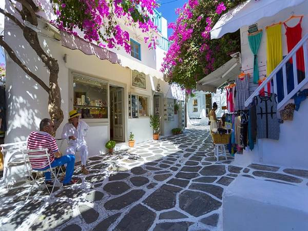 Phố Matoyoanni, đảo Mykonos, Hy Lạp: Có thể nói đây là con phố nổi tiếng nhất đảo Mykonos, nơi tập trung các cửa hàng và có nhiều hoạt động về đêm. Bạn có thể thỏa thích mua sắm quần áo, phụ kiện, trang sức, các tác phẩm nghệ thuật... và thưởng thức cà phê dưới bóng cây. Ảnh: Visit-greece. Phố Matoyoanni, đảo Mykonos, Hy Lạp: Có thể nói đây là con phố nổi tiếng nhất đảo Mykonos, nơi tập trung các cửa hàng và có nhiều hoạt động về đêm. Bạn có thể thỏa thích mua sắm quần áo, phụ kiện, trang sức, các tác phẩm nghệ thuật... và thưởng thức cà phê dưới bóng cây. Ảnh: Visit-greece.