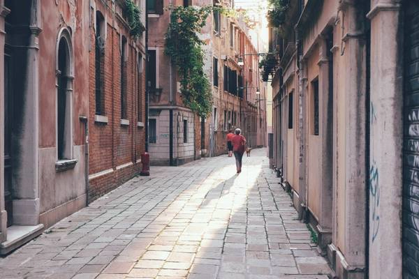 Các con phố ở Venice, Italy: Toàn bộ đường phố của thành cổ Venice đều vắng bóng xe cộ. Du khách chỉ có thể đi lại bằng thuyền hoặc tản bộ giữa những con phố cổ kính, thâm trầm, chứa đựng trong mình các câu chuyện lịch sử huyền bí. Ảnh: Passionpassport. Các con phố ở Venice, Italy: Toàn bộ đường phố của thành cổ Venice đều vắng bóng xe cộ. Du khách chỉ có thể đi lại bằng thuyền hoặc tản bộ giữa những con phố cổ kính, thâm trầm, chứa đựng trong mình các câu chuyện lịch sử huyền bí. Ảnh: Passionpassport.