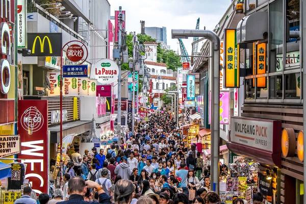 Phố Takeshita, Harajuku, Nhật Bản: Con phố thời trang nổi tiếng nhất Nhật Bản này là thiên đường cho những du khách mê mua sắm. Bạn sẽ bắt gặp vô số người khoác trên mình các bộ trang phục độc đáo, ấn tượng. Ảnh: Florianziegler. Phố Takeshita, Harajuku, Nhật Bản: Con phố thời trang nổi tiếng nhất Nhật Bản này là thiên đường cho những du khách mê mua sắm. Bạn sẽ bắt gặp vô số người khoác trên mình các bộ trang phục độc đáo, ấn tượng. Ảnh: Florianziegler.