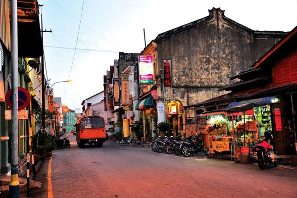 Penang hấp dẫn du khách bởi những nét văn hóa đan xen giữa Ấn Độ, Trung Quốc, Malaisia, Indonesia và Thái Lan. Nhưng rõ nét nhất là Ấn Độ và Trung Quốc.