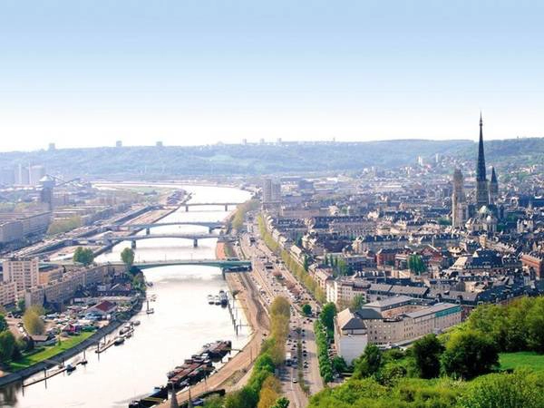 Rouen là thành phố cảng nằm bên bờ sông Seine, thuộc tỉnh Seine-Maritime. Đây là vùng đất quan trọng trong thời La Mã và Trung cổ, với nhiều nhà thờ theo phong cách Gothic. Ảnh: Lepinelocation.