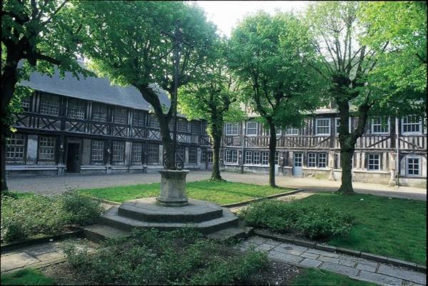Aître Saint-Maclou: Tòa nhà Trung cổ này có lịch sử từ thời bệnh dịch hạch hay còn gọi là “Cái chết đen” hoành hành năm 1348, khiến 1/3 dân số Rouen. Sau đó, khu nhà được dùng làm nơi cử hành tang lễ, các tòa nhà xung quanh trở thành nơi chứa hài cốt. Phòng trưng bày ở đây được trang trí bằng các hình đầu lâu, xương người, dụng cụ đào huyệt và các vật dụng dùng trong đám tang. Ảnh: Paris-normandie.