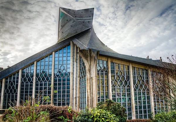 Eglise Jeanne d'Arc: Nhà thờ có kiến trúc khá hiện đại này cho du khách tìm hiểu về Thánh nữ Jeanne d'Arc. Nhà thờ được xây dựng ngay tại nơi Thánh nữ bị hành quyết trên dàn hỏa thiêu. Phần mái nhà thờ mô phỏng ngọn lửa bốc lên. Ảnh: Planetware. 