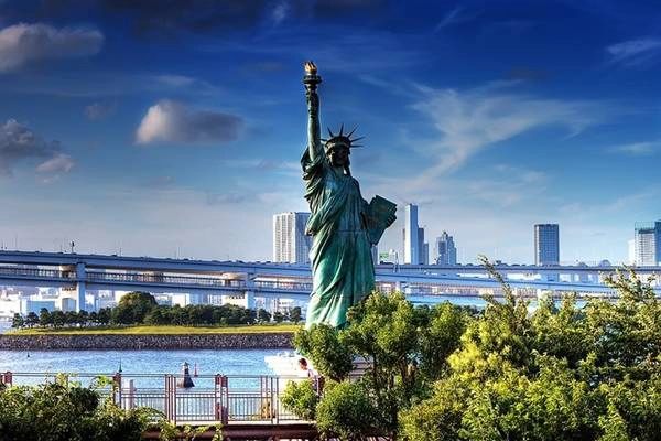<strong>Tượng Nữ thần Tự Do (New York): </strong>Món quà của Pháp tặng cho Mỹ vào năm 1886 đã trở thành biểu tượng nổi tiếng toàn cầu của quốc gia này. Với chiều cao 93 m tính từ mặt đất, tuyệt tác kiến trúc này là điểm tham quan không thể bỏ qua khi du khách đến New York. Ảnh: Everystockphoto. <strong>Tượng Nữ thần Tự Do (New York): </strong>Món quà của Pháp tặng cho Mỹ vào năm 1886 đã trở thành biểu tượng nổi tiếng toàn cầu của quốc gia này. Với chiều cao 93 m tính từ mặt đất, tuyệt tác kiến trúc này là điểm tham quan không thể bỏ qua khi du khách đến New York. Ảnh: Everystockphoto.