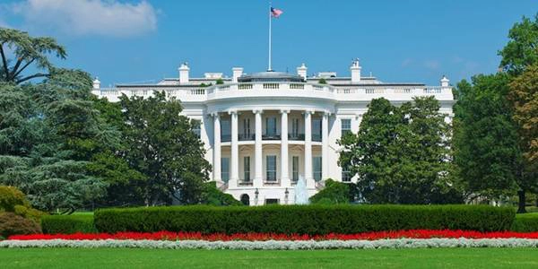 <strong>Nhà Trắng (Washington D.C.): </strong>Nơi làm việc và cũng là nơi ở của tổng thống Mỹ có màu trắng nổi bật và thiết kế ấn tượng. Hàng ngày, nơi đây đón hơn 5.000 lượt khách tham quan từ khắp nơi trên thế giới. Ảnh: Huffington Post. <strong>Nhà Trắng (Washington D.C.): </strong>Nơi làm việc và cũng là nơi ở của tổng thống Mỹ có màu trắng nổi bật và thiết kế ấn tượng. Hàng ngày, nơi đây đón hơn 5.000 lượt khách tham quan từ khắp nơi trên thế giới. Ảnh: Huffington Post.