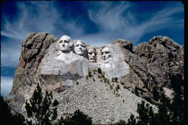 <strong>Tượng đài núi Rushmore (Nam Dakota): </strong>Công trình nổi tiếng này là một tác phẩm điêu khắc, trong đó gương mặt của 4 tổng thống Mỹ là George Washington, Thomas Jefferson, Abraham Lincoln, và Theodore Roosevelt được tạc lên vách đá. Ảnh: Lovethesepics. <strong>Tượng đài núi Rushmore (Nam Dakota): </strong>Công trình nổi tiếng này là một tác phẩm điêu khắc, trong đó gương mặt của 4 tổng thống Mỹ là George Washington, Thomas Jefferson, Abraham Lincoln, và Theodore Roosevelt được tạc lên vách đá. Ảnh: Lovethesepics.