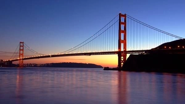 <strong>Cầu Cổng Vàng (California): </strong>Cây cầu treo nối San Francisco với hạt Marin hoàn tất vào năm 1937 với chiều dài hơn 3 km và hai tháp cao gần 300 m. Công trình này đã xuất hiện trong vô số phim nổi tiếng toàn cầu của Mỹ. Ảnh: Wallpapers111. <strong>Cầu Cổng Vàng (California): </strong>Cây cầu treo nối San Francisco với hạt Marin hoàn tất vào năm 1937 với chiều dài hơn 3 km và hai tháp cao gần 300 m. Công trình này đã xuất hiện trong vô số phim nổi tiếng toàn cầu của Mỹ. Ảnh: Wallpapers111.