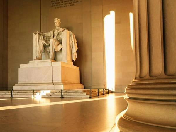 <strong>Tượng Lincoln (Washington D.C.): </strong>Đặt trong đài tưởng niệm Lincoln có thiết kế theo kiểu đền thờ Hy Lạp, bức tượng khổng lồ và sống động này đã thu hút rất nhiều du khách tới tham quan. Ảnh: Tophdgallery. <strong>Tượng Lincoln (Washington D.C.): </strong>Đặt trong đài tưởng niệm Lincoln có thiết kế theo kiểu đền thờ Hy Lạp, bức tượng khổng lồ và sống động này đã thu hút rất nhiều du khách tới tham quan. Ảnh: Tophdgallery.