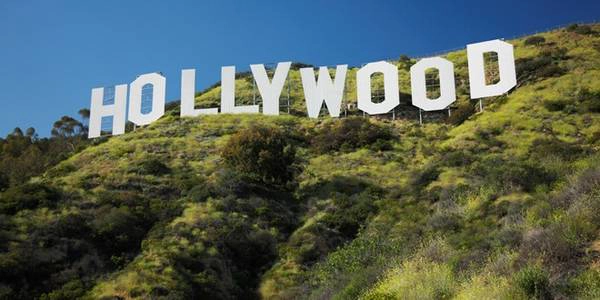<strong>Biểu tượng Hollywood (California): </strong>Biển hiệu được xếp bằng các chữ cái in màu trắng có chiều cao 14 m và dài 110 m. Được xây dựng từ năm 1923, bảng hiệu Hollywood đã trở nên quen thuộc với khán giả toàn thế giới khi có mặt trong nhiều bộ phim. Ảnh: Huffington Post. <strong>Biểu tượng Hollywood (California): </strong>Biển hiệu được xếp bằng các chữ cái in màu trắng có chiều cao 14 m và dài 110 m. Được xây dựng từ năm 1923, bảng hiệu Hollywood đã trở nên quen thuộc với khán giả toàn thế giới khi có mặt trong nhiều bộ phim. Ảnh: Huffington Post.
