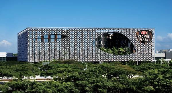 <strong>Khách sạn Crowne Plaza: </strong>Được bầu chọn là một trong những khách sạn sân bay tuyệt vời nhất thế giới, Crowne Plaze được nối với nhà ga số 3 của sân bay Changi qua một cây cầu và có Skytrain tới nhà ga số 1, số 2. Ảnh: World-architects.