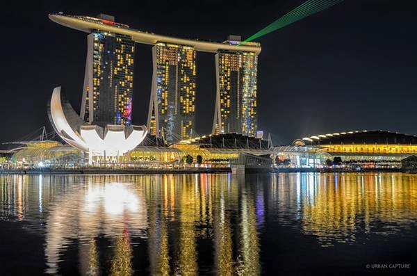 <strong>Khách sạn Marina Bay Sands: </strong>Nằm trên đại lộ Bayfront nhìn ra vịnh Marina, khách sạn kiêm casino hạng sang này là điểm dừng chân của nhiều du khách quốc tế. Ảnh: Urbancapture.
