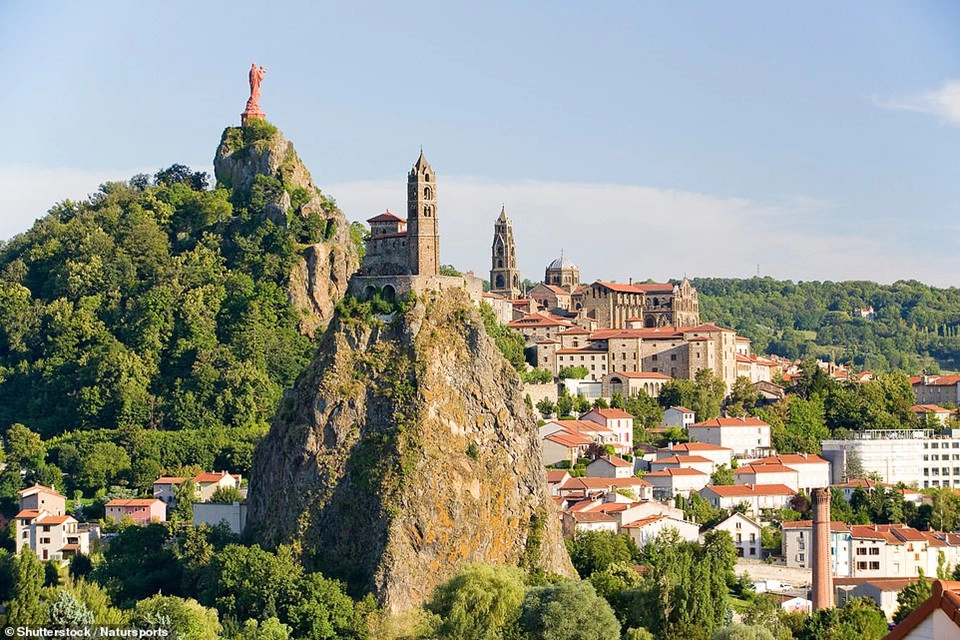 Nhà nguyện Saint-Michel d'Aiguilhe gần Le Puy-en-Velay, miền nam nước Pháp, đã có tuổi đời 1.000 năm được xây dựng trên một mỏm núi lửa cao 86 m. Để lên nhà nguyện này bạn sẽ phải leo 268 nấc thang khắc vào vách đá.
