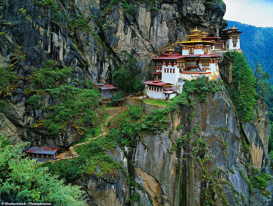  Paro Taktsang, có nghĩa là "hang hổ", là một khu phức hợp đền thờ Phật giáo ở Bhutan, trên dãy Himalaya. Được xây dựng từ năm 1692, khu phức hợp gần như bị phá hủy hoàn toàn trong một đám cháy năm 1998. Tuy nhiên, chính phủ Bhutan đã cho xây dựng và khôi phục lại địa điểm độc đáo này.