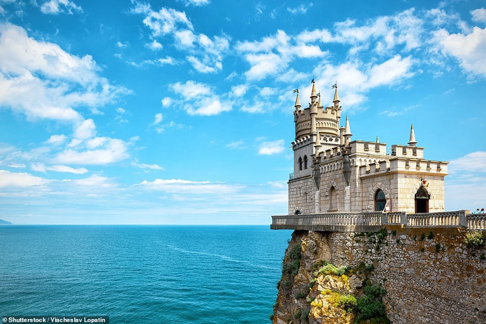 Lâu đài Nest ở Swallow được xây dựng trên rìa vách đá Aurora ở Crimea, Nga. Lâu đài được xây dựng từ năm 1911 và đã đứng vững sau một trận động đất lớn ở đây. Ngày nay, lâu đài mở cửa đón tiếp du khách và có một nhà hàng Italy bên trong.