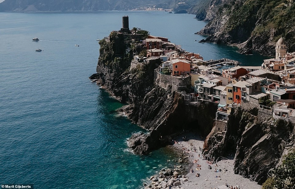 Ngôi làng nhỏ xinh đẹp ở vùng Vernazza nằm trên vách đá tại bờ biển Cinque Terre, Italy cũng là một trong những địa danh thu hút du khách bởi địa hình khác biệt. Không có xe hơi nào được phép vào ngôi làng, nơi đây từng là địa điểm được hải quân Italy bảo vệ khỏi cướp biển.