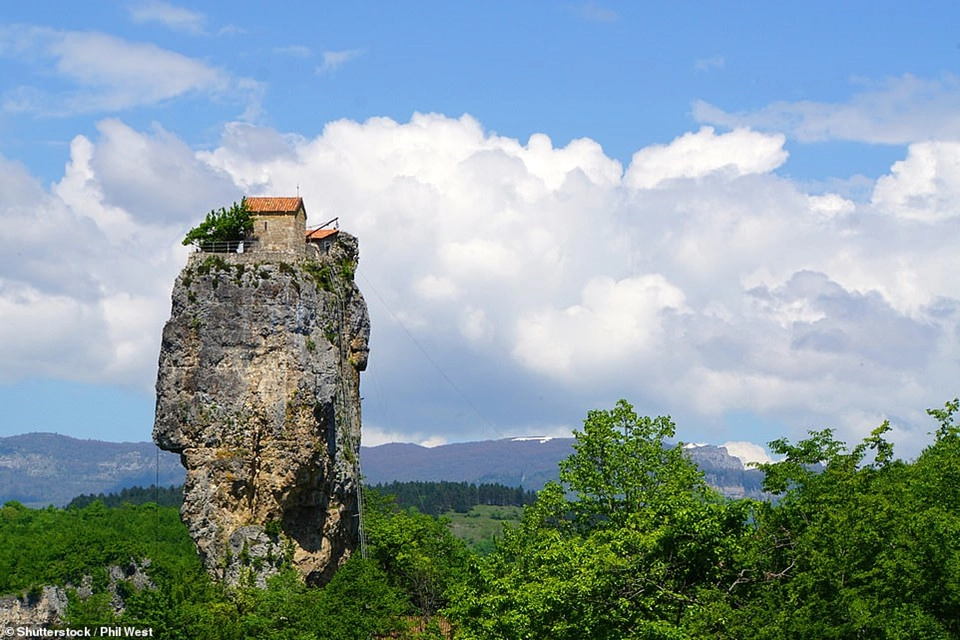 Nhà thờ ấn tượng trong hình nằm trên đỉnh Katskhi Pillar cao 40 m ở Georgia. Trong nhiều thế kỷ tồn tại, người dân địa phương chỉ có thể nhìn lên. Mãi tới năm 1944, một nhóm nhà leo núi do Alexander Japaridze dẫn đầu mới leo lên để khám phá bên trong nhà thờ.