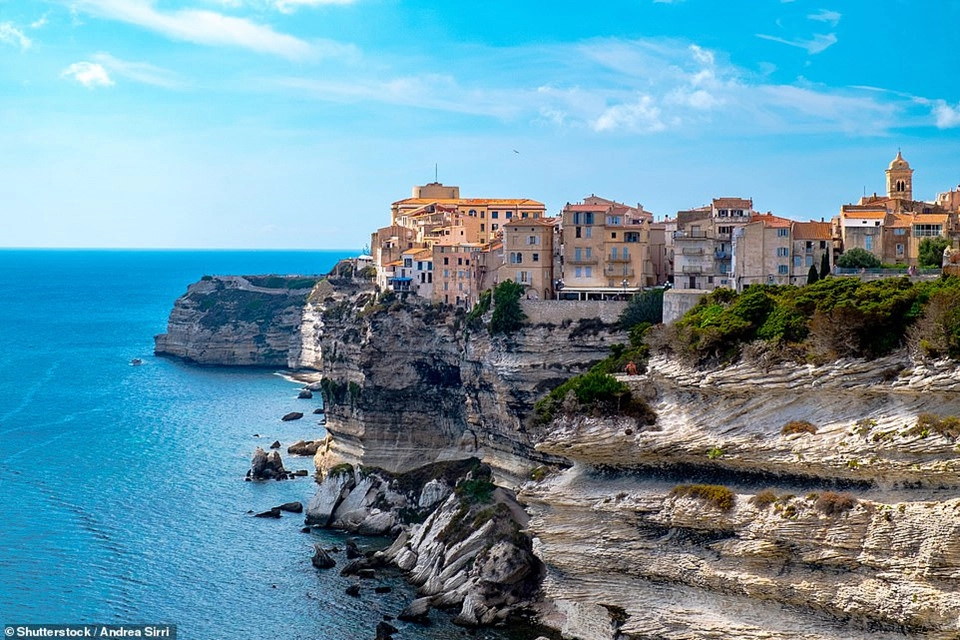 Thị trấn cổ có lịch sử lâu đời và kiến trúc tuyệt đẹp này nằm ở Bonifacio, thuộc đảo Corsica, Pháp. Nơi đây được xây dựng bên một vách đá vôi. Cách tiếp cận tốt nhất để tới đây là đi bằng thuyền.