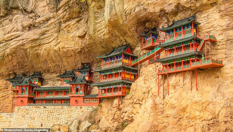 Chùa Treo được xây dựng trên vách đá núi Heng ở Sơn Tây, Trung Quốc từ năm 491. Trải qua hơn 1.500 năm, ngôi chùa vẫn tồn tại thách thức với thời gian.