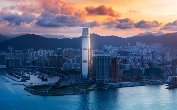 10. Trung tâm thương mại quốc tế, Hong Kong, Trung Quốc (484 m): Nổi bật trên nền trời Hong Kong, tòa tháp này không chỉ có chức năng văn phòng, mà còn nhiều tiện ích giải trí như trung tâm mua sắm, nhà hàng và khách sạn cao nhất thế giới Ritz-Carlton Hong Kong (với quầy bar và bể bơi ở độ cao chóng mặt trên tầng 118). 10. Trung tâm thương mại quốc tế, Hong Kong, Trung Quốc (484 m): Nổi bật trên nền trời Hong Kong, tòa tháp này không chỉ có chức năng văn phòng, mà còn nhiều tiện ích giải trí như trung tâm mua sắm, nhà hàng và khách sạn cao nhất thế giới Ritz-Carlton Hong Kong (với quầy bar và bể bơi ở độ cao chóng mặt trên tầng 118).