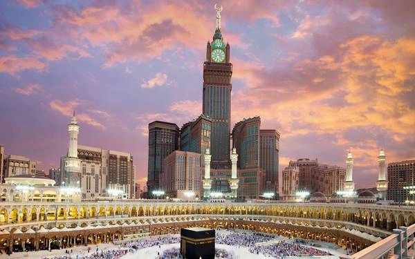 3. Tháp đồng hồ Abraj Al-Bait, Mecca, Ả Rập Saudi (601 m): Còn được gọi là tháp đồng hồ hoàng gia Makkah, công trình kiến trúc tuyệt diệu này sừng sững trên nền trời thánh địa Mecca, cách nhà thờ Grand một khoảng không xa. Khu tổ hợp Abraj Al-Bait có vô số tòa tháp, được hàng nghìn tín đồ chọn làm nơi nghỉ khi đổ về thành phố linh thiêng này. Trong đó, tháp đồng hồ là cao nhất, được gắn mặt đồng hồ lớn thứ 4 thế giới. 3. Tháp đồng hồ Abraj Al-Bait, Mecca, Ả Rập Saudi (601 m): Còn được gọi là tháp đồng hồ hoàng gia Makkah, công trình kiến trúc tuyệt diệu này sừng sững trên nền trời thánh địa Mecca, cách nhà thờ Grand một khoảng không xa. Khu tổ hợp Abraj Al-Bait có vô số tòa tháp, được hàng nghìn tín đồ chọn làm nơi nghỉ khi đổ về thành phố linh thiêng này. Trong đó, tháp đồng hồ là cao nhất, được gắn mặt đồng hồ lớn thứ 4 thế giới.