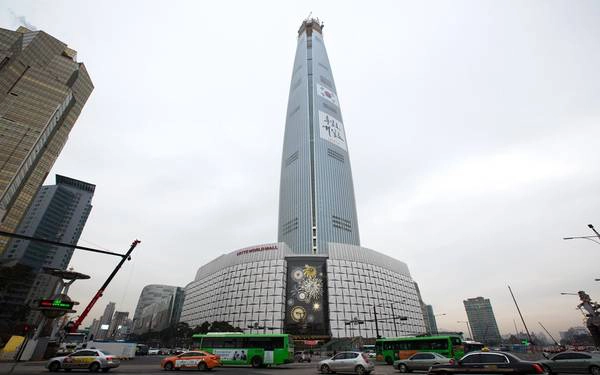 5. Tháp Lotte World, Seoul, Hàn Quốc (555 m): Tòa nhà mới khai trương năm nay sừng sững trên nền trời thủ đô Hàn Quốc, với nhiều loại không gian dùng cho nhiều mục đích. Bạn có thể tìm thấy ở đây rạp chiếu phim, văn phòng, nhà ở... Lotte World có thiết kế hiện đại, chủ yếu dựa trên kim loại và kính. 5. Tháp Lotte World, Seoul, Hàn Quốc (555 m): Tòa nhà mới khai trương năm nay sừng sững trên nền trời thủ đô Hàn Quốc, với nhiều loại không gian dùng cho nhiều mục đích. Bạn có thể tìm thấy ở đây rạp chiếu phim, văn phòng, nhà ở... Lotte World có thiết kế hiện đại, chủ yếu dựa trên kim loại và kính.