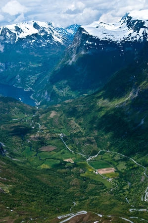 <strong>Quốc lộ 63 từ Åndalsnes đến vịnh hẹp Geiranger</strong> là nơi du khách sẽ trải qua nhiều cung bậc cảm xúc trên con đường hẹp với những bức tường đá hai bên. Con đường với nhiều vòng tròn, uốn xoắn cả đoạn đường 10km trên sườn núi, chưa kể con đường còn chạy dọc theo một thác nước cao 200m. Đứng trên đỉnh con đường này ở độ cao 862m, du khách sẽ có một tầm nhìn tuyệt mỹ về hướng thung lũng hay thu vào tầm mắt hình ảnh mặt biển ẩn hiện trong màn sương mờ, những ngọn cây cao vút trên các đỉnh núi... Ảnh: Flickr: 16818296@N00