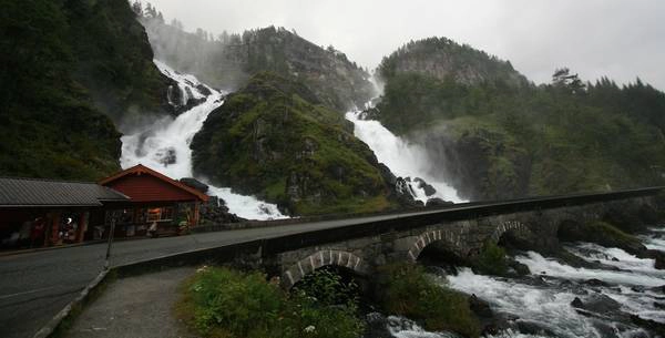 Cây cầu đá bắc qua thác Låtefossen: Ở hạt Hordaland của Na Uy có một thác nước hùng vỹ nằm trong khu đô thị của Odda có tên là Låtefossen. Đây là một thác nước cao gần 200m. Điều đặc biệt của thác nước này là có một cây cầu bằng đá với sáu vòm cong được bắc qua con thác để nối liền tuyến đường. Cây cầu này được xây dựng xong vào năm 1859. Đứng ở trên cây cầu bắc qua thác nước Låtefossen này, bạn sẽ thấy được sự hùng vỹ của thiên nhiên, cảm thấy như được hòa mình vào dòng thác tuyệt đẹp. Ảnh: Ernst Vikne