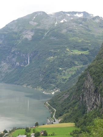  Geirangerfjord sở hữu rất nhiều cái nhất như thắng cảnh được du khách đến thăm nhiều nhất Na Uy, vịnh nổi tiếng nhất Na Uy, một trong những vịnh biển đẹp nhất thế giới hay vịnh hẹp và ăn sâu vào đất liền nhất hành tinh. Tuy nhiên, điểm đặc biệt nhất nơi đây là tuyến đường Eagle Road, con đường với 11 khúc cua nằm sát bên vịnh, từ trên đỉnh của tuyến đường du khách sẽ được chiêm ngưỡng toàn cảnh vịnh tuyệt đẹp. Ảnh: Mprinke / Creative Commons
