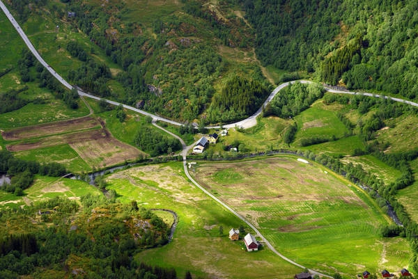 Tuyến đường ngang qua<strong> thị trấn Geiranger</strong> là một điểm đến sẽ khiến du khách không muốn rời đi bởi khung cảnh tuyệt đẹp ở hai bên. Geiranger là một thị trấn du lịch nổi tiếng của Na Uy, du khách đến đây sẽ được chiêm ngưỡng những thác nước hũng vĩ cũng như những ngôi nhà nhiều màu sắc. Ảnh: Harvey Barrison