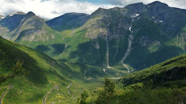 Đường quốc lộ 13 là nơi sẽ dẫn bạn tới Trolltunga - một trong những vách đá đẹp và đặc biệt nhất Na Uy. Nó còn được biết đến với tên gọi Lưỡi Quỷ, bởi hình dáng giống một chiếc lưỡi khổng lồ nhô ra từ vách đá liếm lên bầu trời xanh cùng khung cảnh hùng vĩ phía dưới. Ảnh: Simo Räsänen