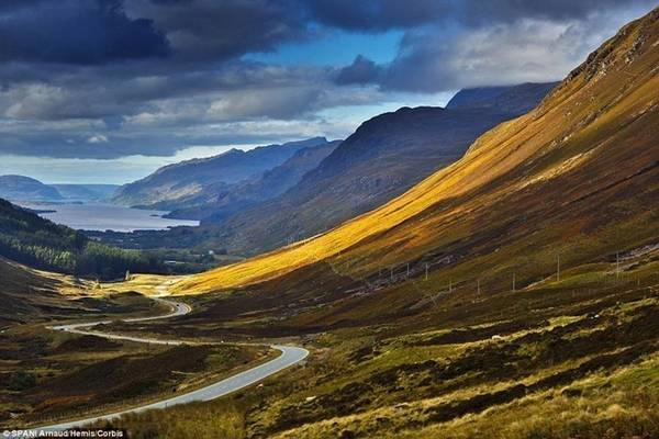 North Coast 500 (Scotland) là một trong những con đường hùng vĩ nhất thế giới. Những khung cảnh đẹp nhất của Scotland trải dài hàng trăm cây số tạo nên tuyến đường lái xe đẹp nhất Vương quốc Anh. North Coast 500 không chỉ là thiên đường cho những người mê lái xe hay ngắm cảnh mà còn thu hút nhiều du khách bởi ẩm thực, văn hóa, di sản và các khách sạn tuyệt vời.