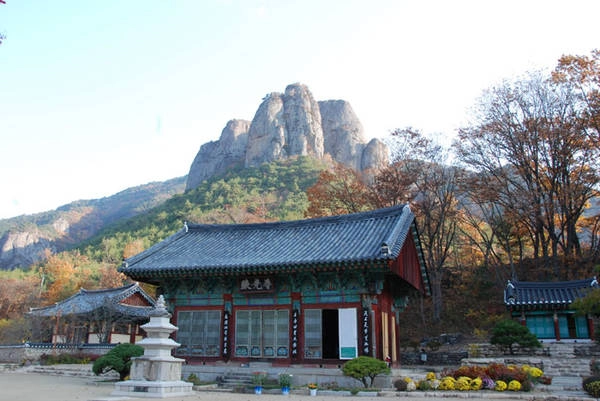 Daejeonsa là ngôi đền lớn nhất ở tỉnh Cheongsong-gun, nằm gọn trong khung cảnh tuyệt đẹp của dãy núi Juwang. Ảnh: korea.net