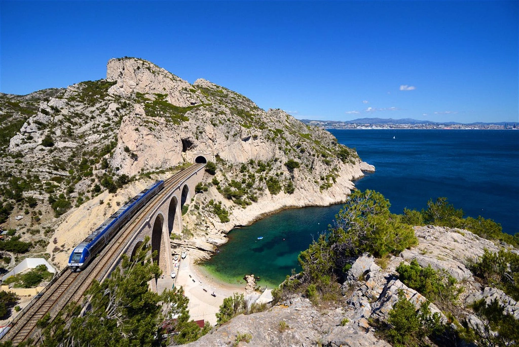 The Grand Sentier de la Côte Bleue (Pháp) là con đường kết nối cảng Marseille và Martigues ở phía nam nước Pháp. Con đường mòn ôm lấy bờ biển quyến rũ của vùng Provence-Côte d hèAzur, uốn lượn quanh các làng chài, khu nghỉ mát tại đây. Con đường đi bộ dài 62 km này được tạo thành từ 17 tuyến đường lâu đời khác.