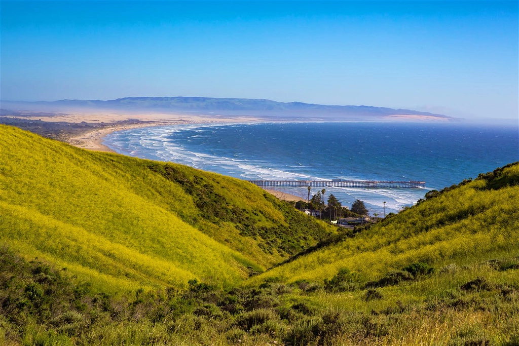 Pismo Preserve là đường mòn đi bộ và đi xe đạp thuộc bờ biển miền Trung của California. Con đường trải dài 17.7 km trên những ngọn đồi và bãi biển Pismo, chạy qua rừng sồi và hẻm núi, có view nhìn ra Thái Bình Dương. Đây được xem là một trong những con đường vượt biển ấn tượng nhất thế giới, với phong cảnh thiên nhiên tuyệt đẹp.