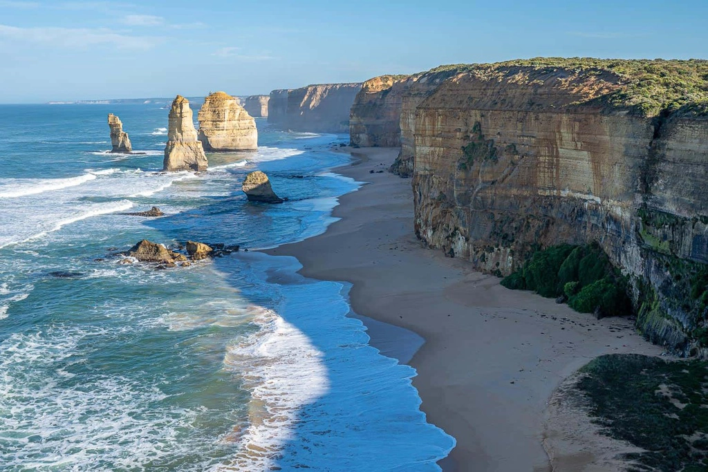 Great Ocean (Austrailia) là cung đường ven biển có chiều dài 243 km, với phong cảnh thiên nhiên ngoạn mục trải dọc bờ biển Australia. Bạn thậm chí có thể thấy những con kangaroo khi di chuyển trên tuyến đường này.