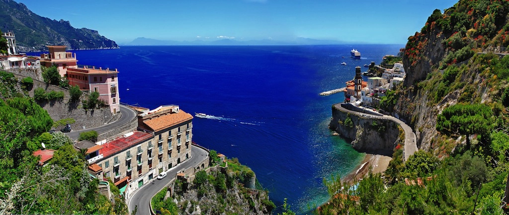 Đường ven biển Amalfi (Italy) hấp dẫn du khách bởi có ngôi làng nhiều màu sắc, núi non hùng vĩ và nước biển trong xanh. Nó cũng được lấy làm bối cảnh cho nhiều bộ phim nổi tiếng.