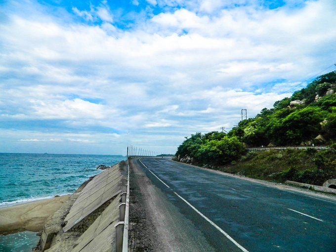 Đường ven biển Cà Ná – Phan Rang  Đường ven biển Cà Ná - Phan Rang (Ninh Thuận) chạy dọc triền núi quanh co, một bên là biển một bên là vách đá. Đoạn này ít xe lớn qua lại nên được nhiều phượt thủ yêu thích. Ảnh: Văn Trãi.