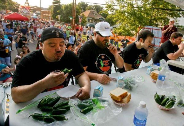 Thi ăn ớt Jalapeno(Mexico và Mỹ): Các cuộc thi ăn ớt được tổ chức ở nhiều địa điểm tại Mexico và Mỹ. Thí sinh sẽ phải ăn liên tiếp những quả ớt cay xè này trong vòng vài phút. Cuộc thi thường kết thúc với những gương mặt đầy nước mắt, nước mũi. Năm 2011, Pat Bertoletti đã giành chiến thắng trong Giải vô địch ăn ớt Jalapeno sau khi nuốt hết 275 quả ớt trong 8 phút. Ảnh: Cjonline. Thi ăn ớt Jalapeno(Mexico và Mỹ): Các cuộc thi ăn ớt được tổ chức ở nhiều địa điểm tại Mexico và Mỹ. Thí sinh sẽ phải ăn liên tiếp những quả ớt cay xè này trong vòng vài phút. Cuộc thi thường kết thúc với những gương mặt đầy nước mắt, nước mũi. Năm 2011, Pat Bertoletti đã giành chiến thắng trong Giải vô địch ăn ớt Jalapeno sau khi nuốt hết 275 quả ớt trong 8 phút. Ảnh: Cjonline.