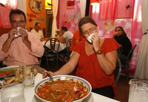 Ăn mì siêu cay (Nga): Nước dùng của bát mì khổng lồ này được làm từ Bhut Jolokia, một trong những loại ớt cay nhất hành tinh. Thí sinh chỉ có 30 phút để ăn hết bát mì và dành được giải thưởng 1.000 USD. Ảnh: Buzzfeed. Ăn mì siêu cay (Nga): Nước dùng của bát mì khổng lồ này được làm từ Bhut Jolokia, một trong những loại ớt cay nhất hành tinh. Thí sinh chỉ có 30 phút để ăn hết bát mì và dành được giải thưởng 1.000 USD. Ảnh: Buzzfeed.