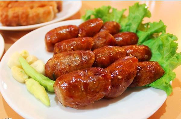 Sai Oua (xúc xích): Món xúc xích của Lào khá giống với loại nổi tiếng của Chiang Mai, Thái Lan. Thịt lợn được xay mịn, thêm sả, lá chanh, ớt và riềng, trước khi nhồi vào da. Du khách có thể thấy các dây xúc xích được phơi khô ở vệ đường hay bày bán ở chợ. Món này được chấm với tương ớt Nam Cheo và ăn cùng xôi. Ảnh: Tourismlaos. Sai Oua (xúc xích): Món xúc xích của Lào khá giống với loại nổi tiếng của Chiang Mai, Thái Lan. Thịt lợn được xay mịn, thêm sả, lá chanh, ớt và riềng, trước khi nhồi vào da. Du khách có thể thấy các dây xúc xích được phơi khô ở vệ đường hay bày bán ở chợ. Món này được chấm với tương ớt Nam Cheo và ăn cùng xôi. Ảnh: Tourismlaos.