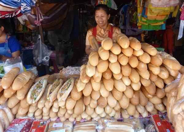 Khao Jee (bánh mì): Bánh mì Lào mang đậm ảnh hưởng của Pháp. Đây là món ăn đường phố điển hình được bày bán ở mọi thành phố. Bánh có vỏ ngoài giòn tan, nhân từ patê gan lợn, chả lụa, cà rốt và củ cải thái sợi, dưa chuột, mayonaise và tương ớt. Ảnh: Curryfiend. Khao Jee (bánh mì): Bánh mì Lào mang đậm ảnh hưởng của Pháp. Đây là món ăn đường phố điển hình được bày bán ở mọi thành phố. Bánh có vỏ ngoài giòn tan, nhân từ patê gan lợn, chả lụa, cà rốt và củ cải thái sợi, dưa chuột, mayonaise và tương ớt. Ảnh: Curryfiend.