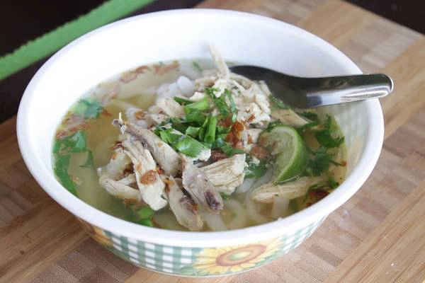 Khao Piak Sen (phở Lào): Món ăn đặc trưng này rất phổ biến ở Lào, với nhiều nét tương đồng với phở của Việt Nam. Khao Piak Sen thường là món ăn sáng, nhưng bạn cũng có thể thưởng thức vào bất cứ thời điểm nào trong ngày. Bánh phở được chan nước dùng gà hoặc bò, thêm rau thơm, chút sa tế, chanh tươi, giá đỗ, đậu đũa, rau húng và rau mùi. Ảnh: Amicatravel/Wordpress. Khao Piak Sen (phở Lào): Món ăn đặc trưng này rất phổ biến ở Lào, với nhiều nét tương đồng với phở của Việt Nam. Khao Piak Sen thường là món ăn sáng, nhưng bạn cũng có thể thưởng thức vào bất cứ thời điểm nào trong ngày. Bánh phở được chan nước dùng gà hoặc bò, thêm rau thơm, chút sa tế, chanh tươi, giá đỗ, đậu đũa, rau húng và rau mùi. Ảnh: Amicatravel/Wordpress.