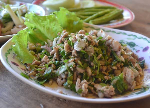 Larb Moo (salad thịt băm): Đây là món ăn bản địa của Lào, trong đó có thịt lợn băm được xào với hẹ tây, rau mùi, ớt và lá bạc hà, thêm nước mắm và cốt chanh cho vừa miệng. Một phiên bản khác sử dụng thịt lợn sống. Larb Moo rất hợp ăn với xôi nếp. Ảnh: Live-less-ordinary. Larb Moo (salad thịt băm): Đây là món ăn bản địa của Lào, trong đó có thịt lợn băm được xào với hẹ tây, rau mùi, ớt và lá bạc hà, thêm nước mắm và cốt chanh cho vừa miệng. Một phiên bản khác sử dụng thịt lợn sống. Larb Moo rất hợp ăn với xôi nếp. Ảnh: Live-less-ordinary.