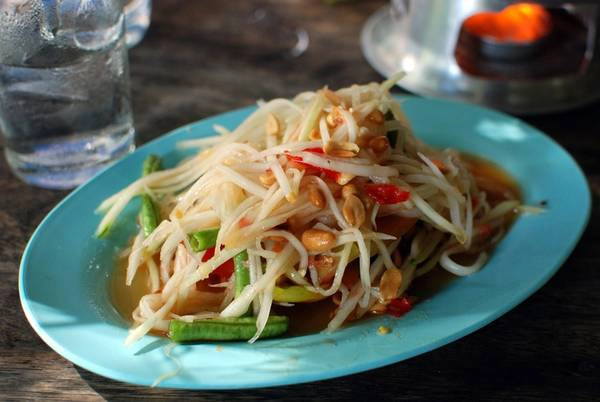 Tam Mak Houng (nộm đu đủ xanh): Đu đủ xanh được nạo thành sợ, trộn với ớt cay, cốt chanh, muối, nước mắm và đường. Bạn không nên bỏ qua món này, nhất là khi ở Luang Prabang. Ảnh: Siamtur. Tam Mak Houng (nộm đu đủ xanh): Đu đủ xanh được nạo thành sợ, trộn với ớt cay, cốt chanh, muối, nước mắm và đường. Bạn không nên bỏ qua món này, nhất là khi ở Luang Prabang. Ảnh: Siamtur.