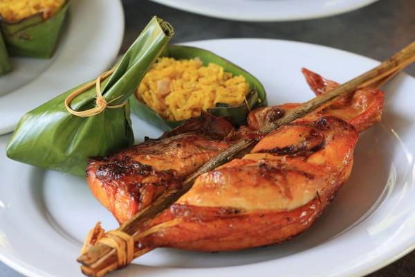 Ping Kai (gà nướng): Gà nguyên con được ướp tiêu đen, tỏi, rễ rau mùi, nước mắm và muối trước khi đem nướng chín trên than hoa. Miếng thịt gà chín mềm, đậm đà và thơm phức, hòa quyện với vị xôi nếp tạo ra một trải nghiệm ẩm thực tuyệt vời cho du khách. Ảnh: Laomate/Activeboard Ping Kai (gà nướng): Gà nguyên con được ướp tiêu đen, tỏi, rễ rau mùi, nước mắm và muối trước khi đem nướng chín trên than hoa. Miếng thịt gà chín mềm, đậm đà và thơm phức, hòa quyện với vị xôi nếp tạo ra một trải nghiệm ẩm thực tuyệt vời cho du khách. Ảnh: Laomate/Activeboard