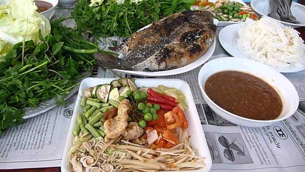Pun Pa (cá cuốn): Cá được nướng chín giòn, cuộn cùng rau sống, mì gạo, lạc, dưa chuột, hành tươi..., một bữa trưa hoàn hảo cho các du khách khi tới Luang Prabang. Ảnh: Darly J/Youtube. Pun Pa (cá cuốn): Cá được nướng chín giòn, cuộn cùng rau sống, mì gạo, lạc, dưa chuột, hành tươi..., một bữa trưa hoàn hảo cho các du khách khi tới Luang Prabang. Ảnh: Darly J/Youtube.