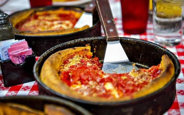 Pizza chảo, Illinois: Món ăn có nguồn gốc từ Chicago hoàn toàn khác với loại bánh pizza đế dày ở Anh. Phần vỏ bánh làm từ bột ngô và dầu ôliu được nướng qua trước khi cho phô mai, sốt cà chua, thịt và nhiều nguyên liệu khác. Pizza chảo, Illinois: Món ăn có nguồn gốc từ Chicago hoàn toàn khác với loại bánh pizza đế dày ở Anh. Phần vỏ bánh làm từ bột ngô và dầu ôliu được nướng qua trước khi cho phô mai, sốt cà chua, thịt và nhiều nguyên liệu khác.