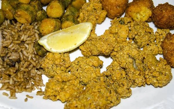 Bánh Hushpuppies, Virginia: Món bánh làm từ bột ngô và sữa bơ rán giòn này thường được ăn cùng gà rán hoặc cá basa. Món này xuất hiện từ thời nội chiến Mỹ. Bánh Hushpuppies, Virginia: Món bánh làm từ bột ngô và sữa bơ rán giòn này thường được ăn cùng gà rán hoặc cá basa. Món này xuất hiện từ thời nội chiến Mỹ.