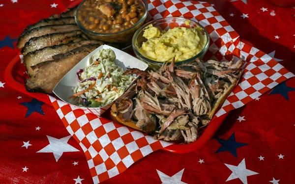 Thị nướng, Texas: Thịt bò được ướp tiêu, muối, ớt, rau thơm và nhiều gia vị khác trước khi đem nướng. Người ta nướng cả tảng thịt bụng bò, do đó tốn khá nhiều thời gian, nhưng kết quả là thịt rất mềm, ngọt và thơm. Thị nướng, Texas: Thịt bò được ướp tiêu, muối, ớt, rau thơm và nhiều gia vị khác trước khi đem nướng. Người ta nướng cả tảng thịt bụng bò, do đó tốn khá nhiều thời gian, nhưng kết quả là thịt rất mềm, ngọt và thơm.