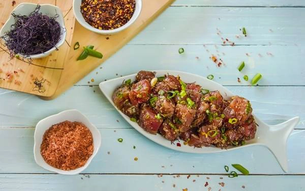 Ahi Poke, Hawaii: Nếu là người thích ăn gỏi và sashimi, bạn không nên bỏ qua món này khi tới Hawaii. Công thức của Ahi Poke rất đơn giản: thịt cà ngừ vây vàng sống được ướp xì dầu, muối và ớt, có thể thay cá ngừ bằng bạch tuộc, và thêm các nguyên liệu khác như gừng, hành tươi và rong biển. Ahi Poke, Hawaii: Nếu là người thích ăn gỏi và sashimi, bạn không nên bỏ qua món này khi tới Hawaii. Công thức của Ahi Poke rất đơn giản: thịt cà ngừ vây vàng sống được ướp xì dầu, muối và ớt, có thể thay cá ngừ bằng bạch tuộc, và thêm các nguyên liệu khác như gừng, hành tươi và rong biển.